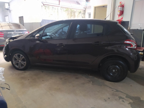 Imagen 4 de 17 de Peugeot 208 2013 Techo