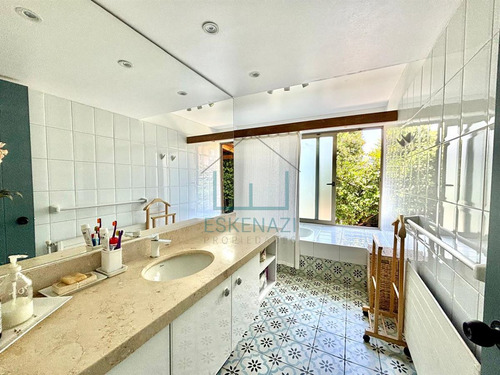 Remodelada!! Impecable Casa En Venta De 5 Dorm. La Dehesa.