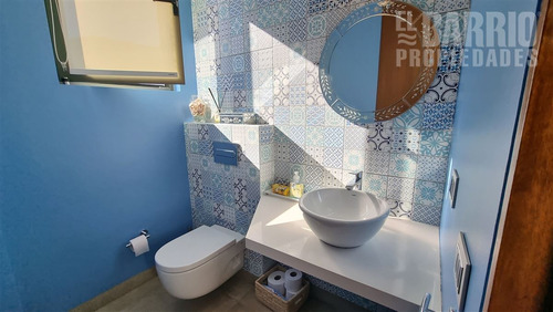 Casa En Venta De 5 Dorm. En Las Brisas