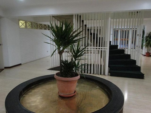Imagen 2 de 18 de Venta De Lujoso Apartamento En Cumbres De Curumo / Ofc 21-22681