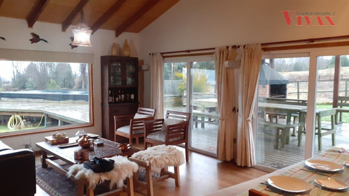 Casa Y Cabaña De Visitas, En Venta Amobladas, 6 D. En Pucón