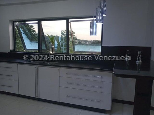 Hermosa Casa Con Estilo Moderno, De Dos Niveles, Cuenta Con Hall De Entrada, Sala De Estar, Tres Dormitorios Con Baños Y Vestier , Una Habitación Solo Con Baños, Un Medio Baños, Family Room