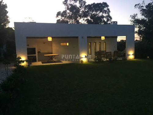 Moderna Casa En Venta En El Chorro A Metros Del Mar