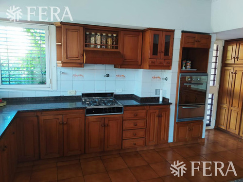Venta De Casa De 4 Ambientes Con Cochera Y Jardin En Wilde