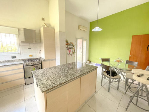 Imagen 7 de 30 de Casa 4 Dorm - Zona Centro - Funes.
