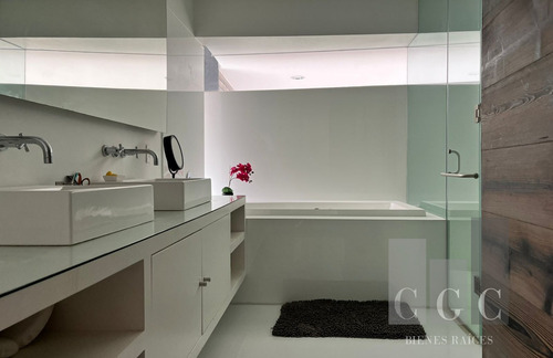 Imagen 23 de 30 de Este Departamento En Realidad Es Una Casa Con Los Beneficios