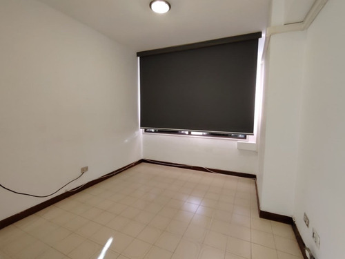 Se Alquila Amplio Y Cómodo Apartamento Con Excelente Ubicación En Urb. La Carlota. (13a)
