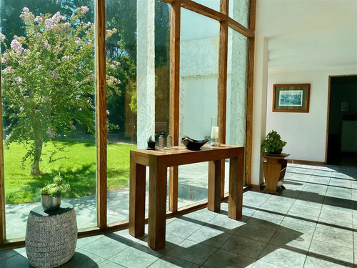 Casa En Venta En Parcela Chicureo Central 5d Más Serv.