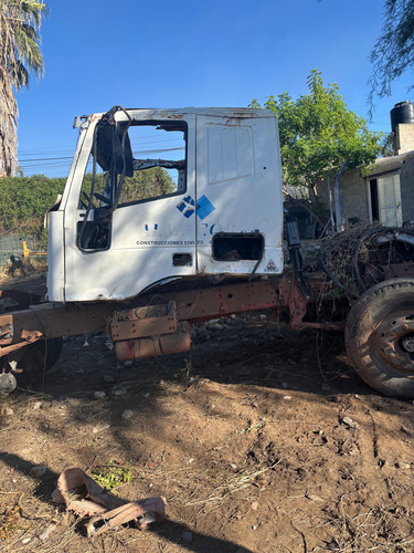 Camión Chocado Tiene Cabina. Y Motor. No Anda