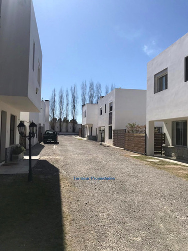 Venta Casa 3 Dormitorios En Complejo Cerrado