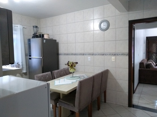 No Bairro Itoupava Norte, Para Quem Procura Morar Com Conforto E Boa Localização A Poucos Minutos Da Via Expressa. Casa Com 2 Pavimentos Contendo Na Parte Inferior Sala De Estar, Cozinha Com Móveis S