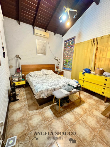Casa Quinta En Barrio Los Pinos.