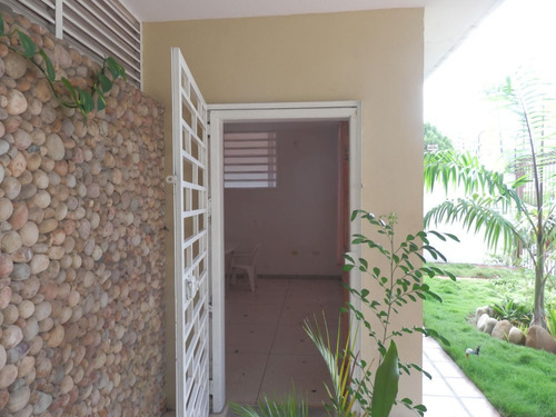 Raiza Suárez Alquila Local Comercial Ubicado En Zona Privilegiada Del Este 2 5 1 1 5 1 4 Con 300 M2 Con Gran Potencial Comercial Y Fácil Acceso Al Transporte Público, Comercios, Colegios, C. Comercial
