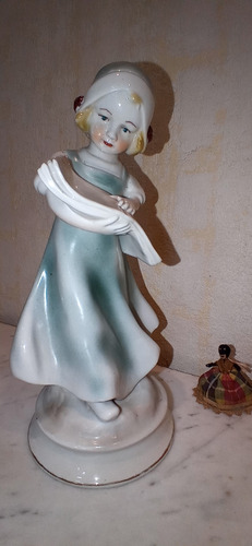 Estatuilla Antigua, Niña Holandesa.