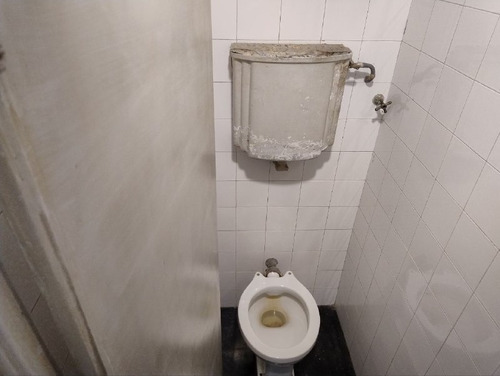 Mas Barato Que Un Auto, Apartamento Con Destino Exclusivo A Estudio- Comercio, Baño De Uso Común Con Otra Unidad.