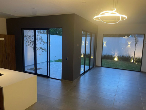 En Venta Casa En La Condesa Juriquilla, 4ta Recamara En Pb, Estudio Jardín..