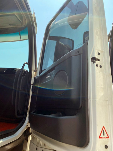 Imagem 14 de 15 de Volvo - Fh460 - 6x2 - 2014- Teto Baixo - Branco - Filé.