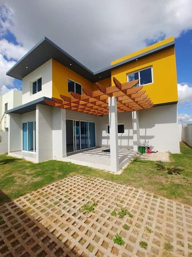 Casa Nueva Ubicada En El Residencial Las Cayas, La Romana.