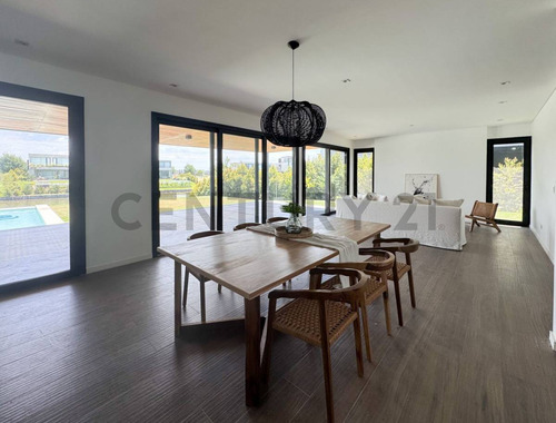 Casa Al Agua En Virazón Nordelta Con 4 Suites Y Tercera Planta.