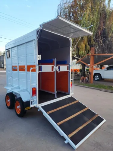 Acoplado Trailer Cerrado Full 2 Caballos Batan Piso Goma