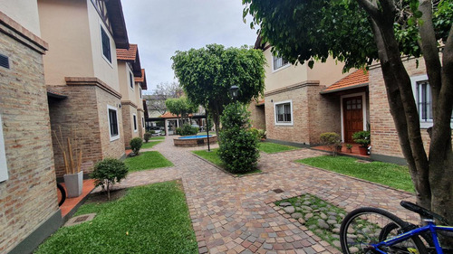 Increíble Dúplex En Complejo Cerrado: 4 Ambientes, Patio Y Cochera - En Venta.