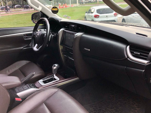 Toyota Hilux SW4 2.8 SRX 4X4 7 LUGARES 16V TURBO INTERCOOLER DIESEL 4P AUTOMÁTICO