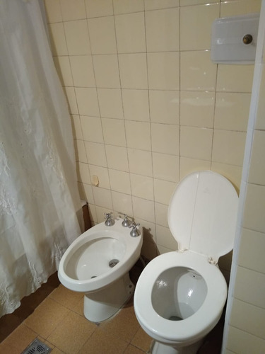 Imagen 12 de 29 de 3 Ambientes Oportunidad Sobre Av Alberdi Al 5900 En Pleno Centro Comercial Tomo Propiedad De Menor Valor En Caba En Parte De Pago. Sin Comisión Inmobiliaria. Primer Piso. Impecable. Bajas Expensas .