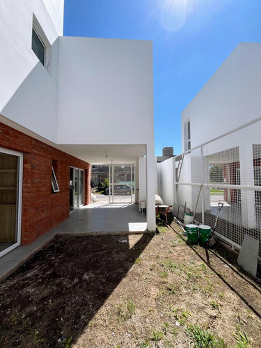 Lomas De Manantiales Duplex 3 Dormitorios 3 Baños A Estrenar