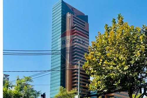 Of Vitacura: Moderna Frente A Marriott