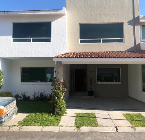 Venta De Casa En Centro Sur, Claustros Del Sur, 4 Recamaras, 4.5 Baños, Jardín