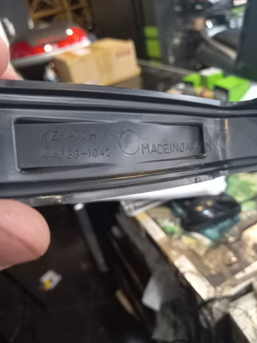 Imagen 3 de 4 de Insignia Horquilla Kz 440 Kawasaki Original 44033-1042