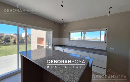 Casa En Venta En Barrio-el Canton -al Agua-zona Norte -a La Laguna-escobar