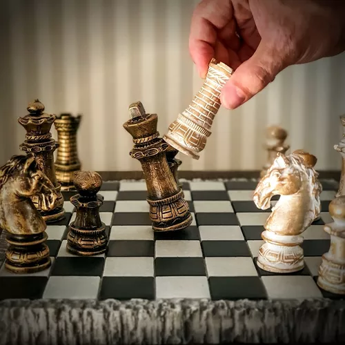 Tabuleiro de xadrez clássico com várias peças de xadrez em posição