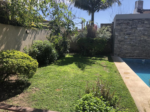 Imagen 13 de 30 de Casa En Venta - 5 Ambientes Con Piscina - Zona Residencial En Castelar Centro