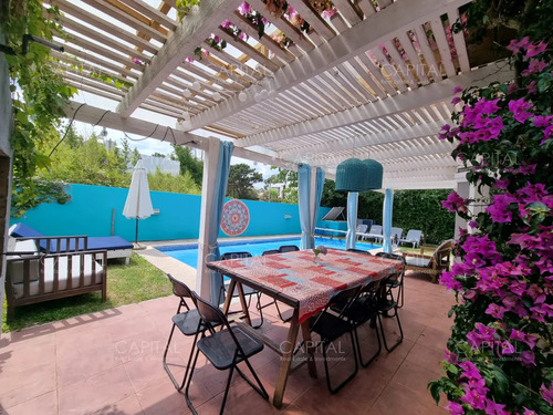 Casa De Cinco Dormitorios En Alquiler - En La Barra Punta Del Este
