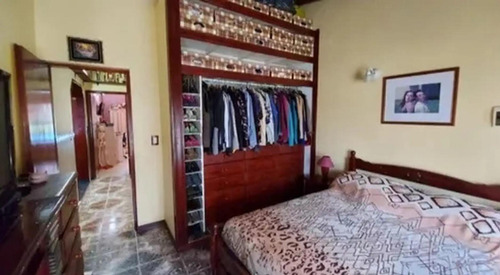 Casa En Venta - 3 Dormitorios 2 Baños - Cochera - 230mts2 - Morón