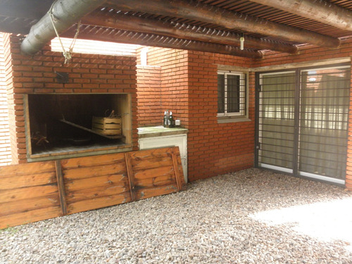 Venta Piriápolis - Casa En Barrio Country Zona Tranquila - Acepta Banco - Ref 5868