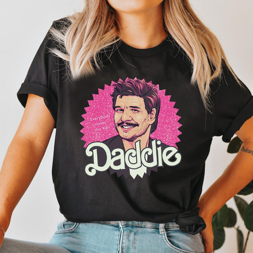 Franela De Pedro Pascal Daddie Al Estilo Barbie.