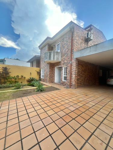 En Venta Casa De 2 Plantas Precio De Oportunidad, Cocina Concepto Abierto, Calle Cerrada, Urbanización Alto Hatillo. Ln