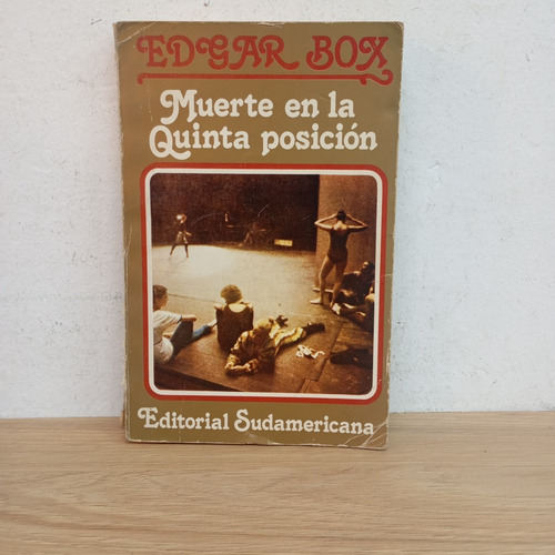 Muerte En La Quinta Posición (detalle). Edgar Box (Usado)