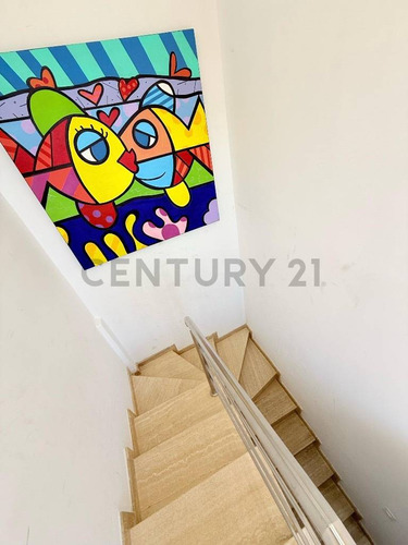 En Venta Penthouse De Esquina En El C. R. Marina Del Rey