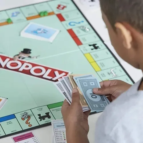 Jogo de Tabuleiro MONOPOLY Clássico (Idade Mínima Recomendada: 8 anos -  Versão Espanhol)