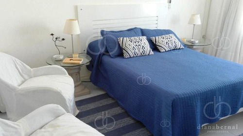 Imagen 3 de 12 de Apartamento En Primera Linea, Playa Mansa, 2 Dormitorios *