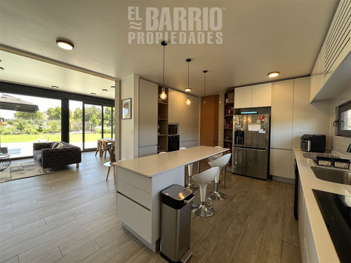 Casa En Venta De 5 Dorm. En Las Brisas De Chicureo