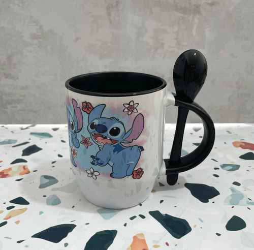 Taza Con Cuchara Negra Stitch Y Flores Personalizable Negro Stitch
