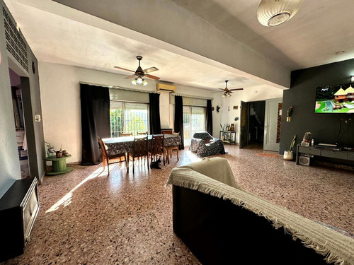 Casa Con Locales En Venta En Rafael Calzada