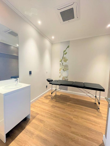 Apartamento En Alquiler En Torre Con Amenities, 2 Dormitorios En Suite, Cocina Integrada Y Toillette.-