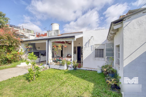 Casa En 1 Planta 3 Ambientes Con Cochera Y Galería Con Quincho Y Parrilla.