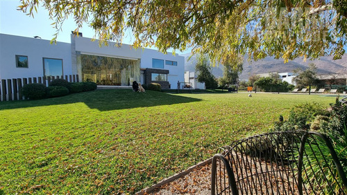 Casa En Venta De 5 Dorm. En Las Brisas