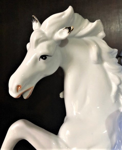 Imagem 9 de 12 de Estatua Mulher Cavalgando Porcelana 30cm